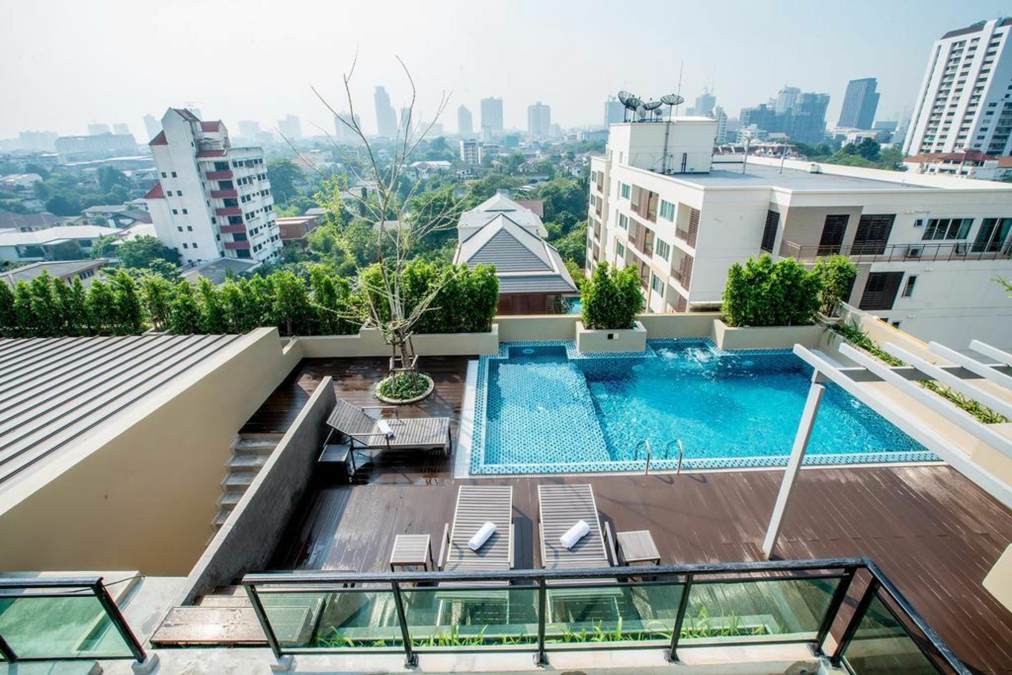 Ten Ekamai Suites By Aspira - Sha Certified Bangkok Exteriör bild